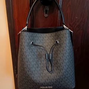 Large bucket crossbody